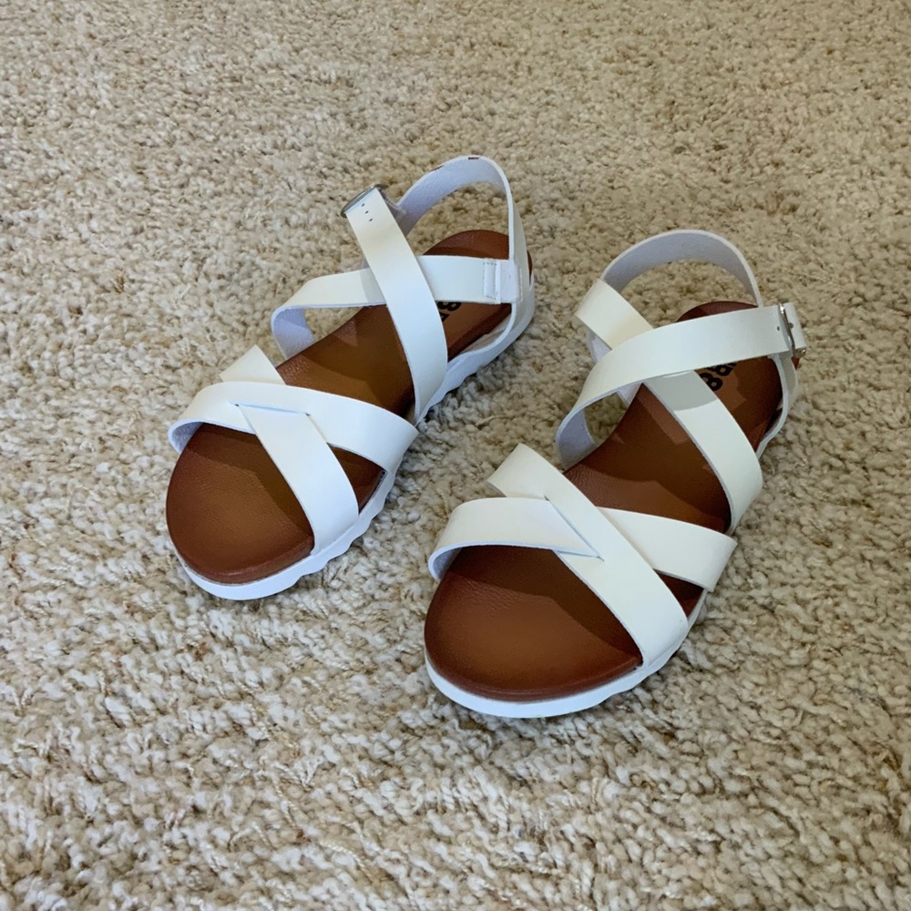 UNR8ED Women’s White Sandals. Size 9